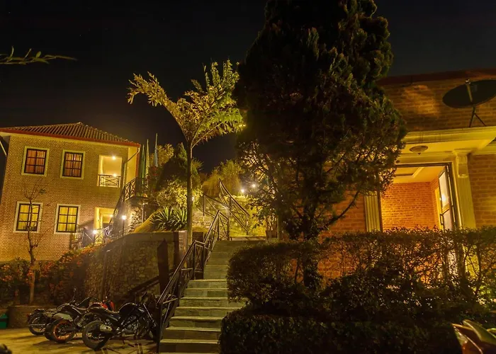 Himalaya Queen Bee Resort ホテル 3*